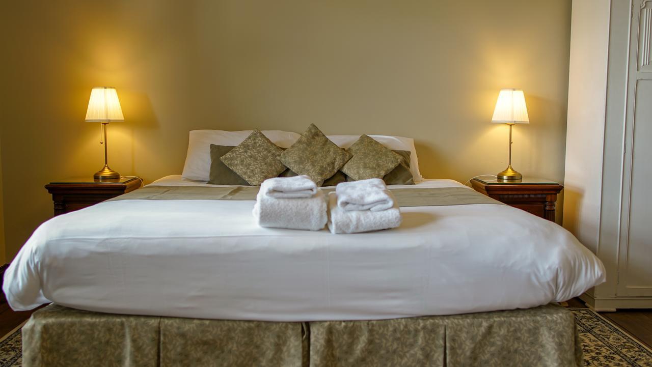 Cleeve House Bed and Breakfast Melksham Exteriör bild